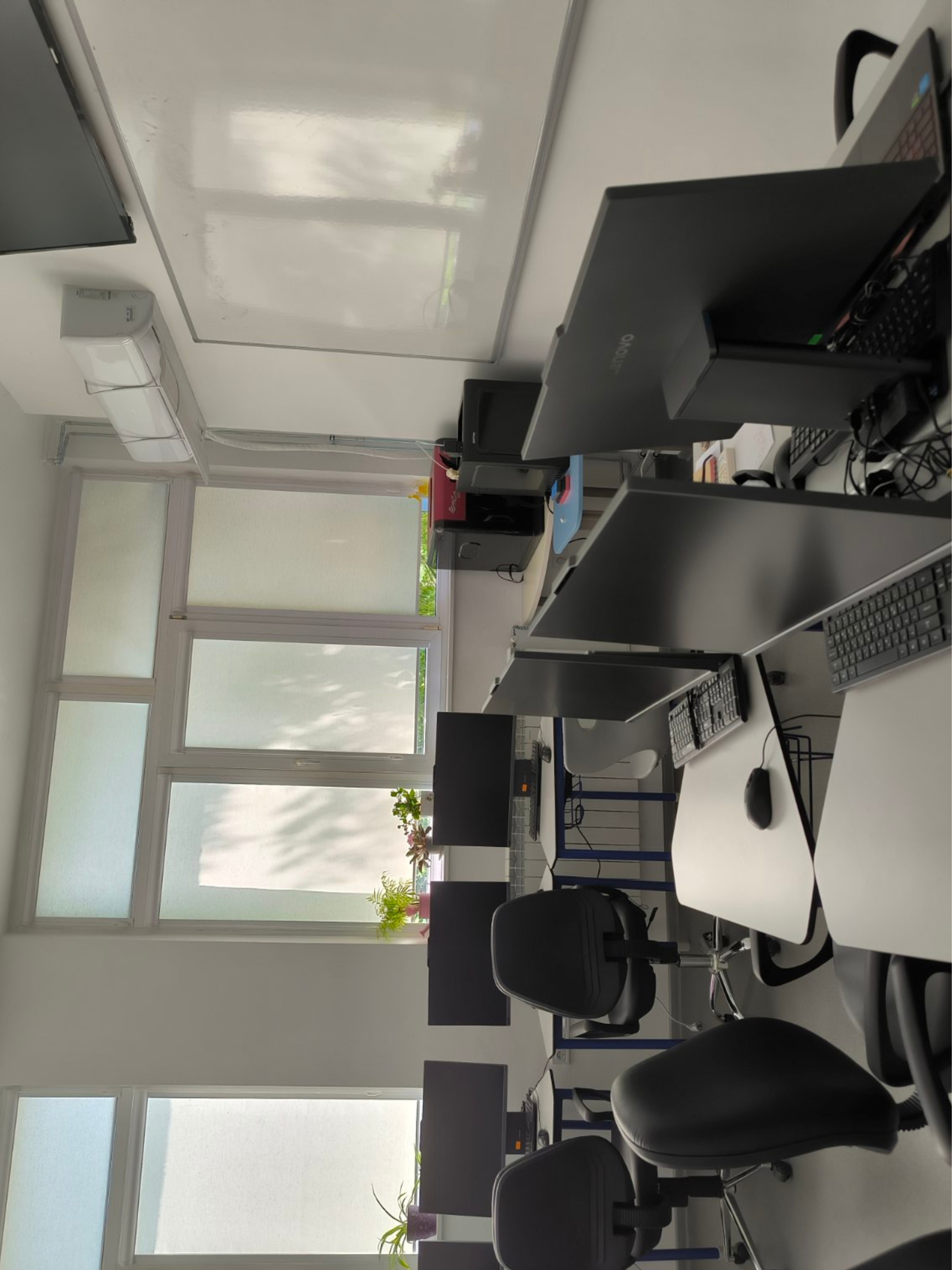 Ученици работят с 3D принтери в ТЕХ ПАРК